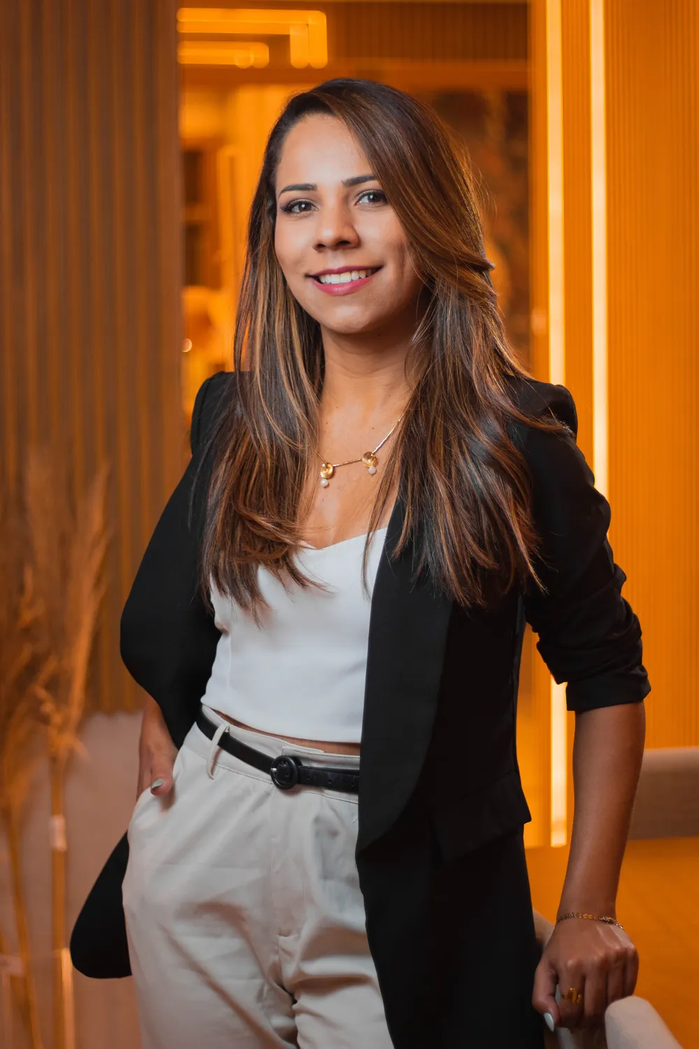Empresária sorrindo no escritório