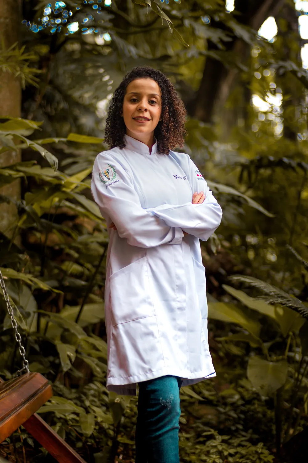 Médica de jaleco sorrindo ao ar livre